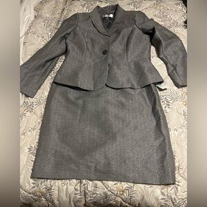 Le Suit Petite gray/silver skirt suit